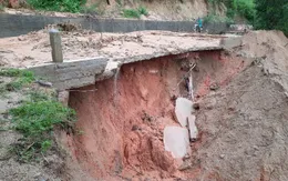 Bình Định: Giao thông bị chia cắt do sạt lở