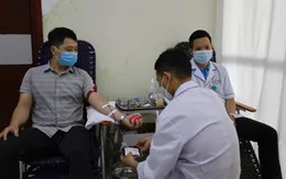 Điều dưỡng và chiến sĩ công an hiến máu cứu bệnh nhân
