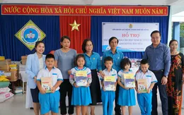 Hơn 1,1 tỉ đồng hỗ trợ sách vở cho học sinh vùng ngập lụt