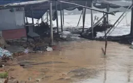 Triều cường dâng cao phá hỏng nhiều công trình ven biển ở Thừa Thiên Huế