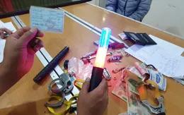 Giả danh công an cưỡng đoạt tiền của nhiều học sinh đi học