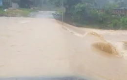 Vượt ngầm tràn ngập nước, 2 người đi xe máy bị lũ cuốn trôi