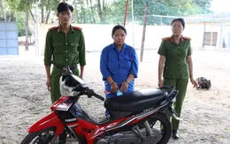 ''Nữ quái" dùng dao khống chế tài xế xe ôm, cướp tài sản