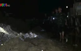 Trắng đêm ứng cứu người dân vùng lũ quét