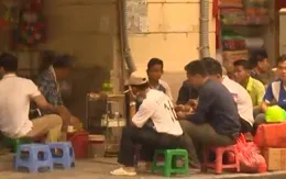 Sáng dọn tạm, trưa tái diễn lấn chiếm lòng đường, vỉa hè phố cổ Hà Nội