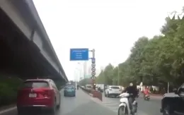 Quay đầu ''né'' chốt CSGT, xe máy lao thẳng vào ô tô