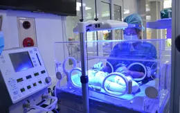 Huy động nhân lực cứu sống bé sơ sinh non tháng bị suy hô hấp, ruột nằm trên ngực trái