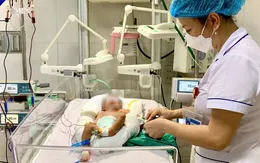 Bị vàng da bệnh lý, bé sơ sinh 6 ngày tuổi phải thay máu toàn phần