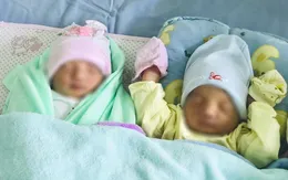 2 bé trai song sinh chào đời, có 1 bé vẫn còn nguyên trong bọc ối