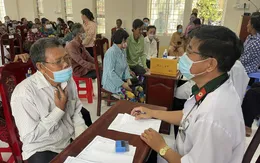 Nghĩa tình thầy thuốc áo lính với bà con vùng biên