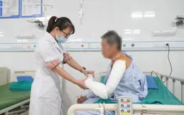 Cụ ông nhập viện với vết thương chằng chịt do bị chó nhà tấn công