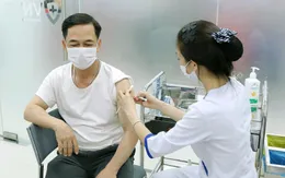 Vì sao người lớn cần tiêm vaccine trước dịp cuối năm?