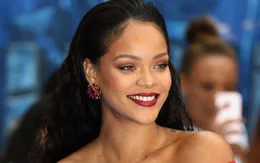 Rihanna so sánh việc làm mẹ với... uống axit