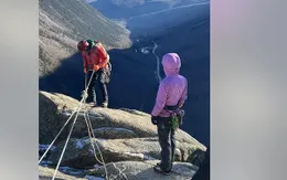 Người đàn ông bất ngờ rơi từ trên đỉnh núi khi đang chụp ảnh cùng vợ