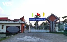 Nam sinh bị nhóm người lạ chém nhiều nhát gần cổng trường