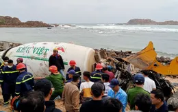 Xe trộn bê tông lao xuống bãi biển, 1 người tử vong