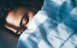 Tắm nắng có thể cải thiện giấc ngủ vào mùa đông