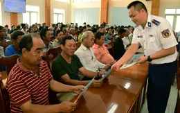 Cảnh sát biển đồng hành với ngư dân Cần Giờ