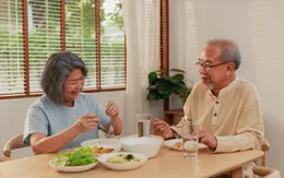Dinh dưỡng hàng ngày cho sức khoẻ dẻo dai tuổi ngoài 60