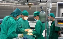Ghép xương, sụn sườn tự thân cho nam thanh niên bị gãy lồi cầu cao xương hàm dưới