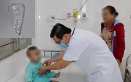 Lấy mảnh thủy tinh sắc nhọn trong dạ dày bé trai