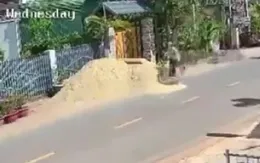 Xe máy gặp tai nạn vì đống cát chình ình bên đường