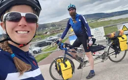 Cặp vợ chồng du lịch vòng quanh thế giới bằng xe đạp