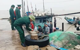 Ứng cứu kịp thời 8 ngư dân bị chìm tàu trên biển Quảng Bình