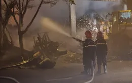 Bình Định: Cháy kho trong đêm, nhiều nhu yếu phẩm bị thiêu rụi