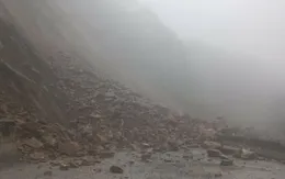 Mưa lớn kéo dài gây sạt lở đất trên tuyến Quốc lộ 8A