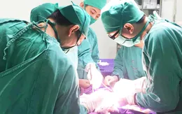 Bị tắc ruột từ trong bào thai, vừa chào đời bé sơ sinh non tháng phải mổ khẩn