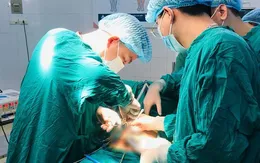 Sưng đau vùng bìu nhưng ngại dịch không đi khám, bé trai phải cắt bỏ tỉnh hoàn