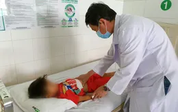 Bé trai bị vỡ đôi thận do ngã đập bụng vào viên gạch