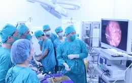 Phẫu thuật nội soi đóng ống động mạch cho bé gái 5 tháng tuổi