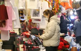 Không khí ngày Lễ tình nhân Valentine đầy lãng mạn tại Hà Nội