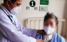 Bóc tách khối bướu giáp đeo bám 45 năm trên cổ bệnh nhân