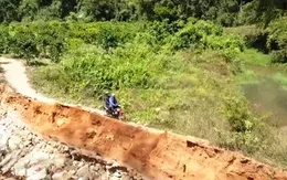Hàng chục hộ dân khốn khổ vì lũ cuốn trôi đường