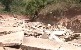 Xã nghèo bị lũ cuốn mất đường nhưng không được khôi phục