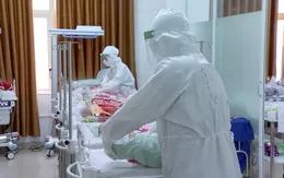 Trẻ sơ sinh có mẹ là F0 được chăm sóc thế nào?