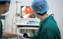Nội soi gây mê gắp đồng xu trong dạ dày bé trai 4 tuổi