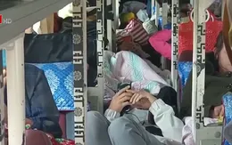 Tài xế xe nhồi nhét khách: ''Biết sai nhưng vẫn chở thêm để bù lỗ''