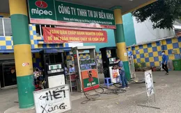 Người dân dắt bộ vì cửa hàng... hết xăng