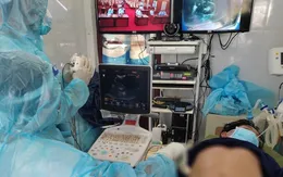 Cấp cứu ngư dân bị bán tắc ruột, dương tính với SARS-CoV-2 trên đảo Song Tử Tây