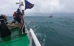 Cứu thành công 4 ngư dân mất tích trên tàu cá bị chìm ở biển Lý Sơn