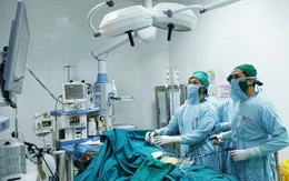 Bé trai 8 tuổi bị thủng ruột non do nuốt phải tăm tre