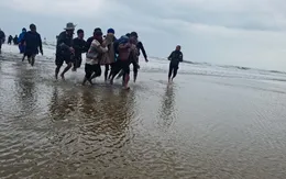 Sóng đánh chìm 8 tàu cá, 14 ngư dân thoát nạn