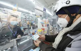 Ngày đầu mở bán thuốc Molnupiravir, nhiều người nhà F0 đến mua