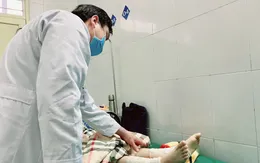 Nhiều trẻ bị bỏng do xông nước lá phòng COVID-19