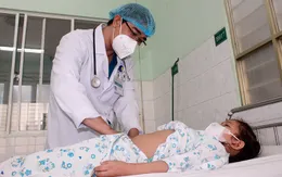 Nội soi gắp sợi dây chuyền trong dạ dày bé gái 5 tuổi