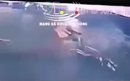 Phóng nhanh vượt ẩu, xe máy 'kẹp 3' đâm ngang xe sang đường